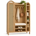 Mueble de recibidor con detalles de entramado y estantes, marrón